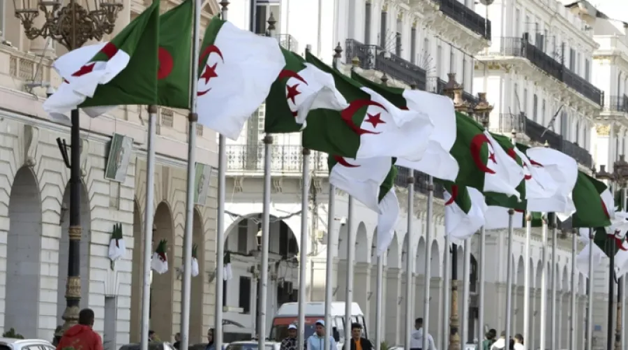 أكاديمي مالي: الشعب ممتن للجزائر.. والطغمة تختلق أعداء للهروب من فشلها