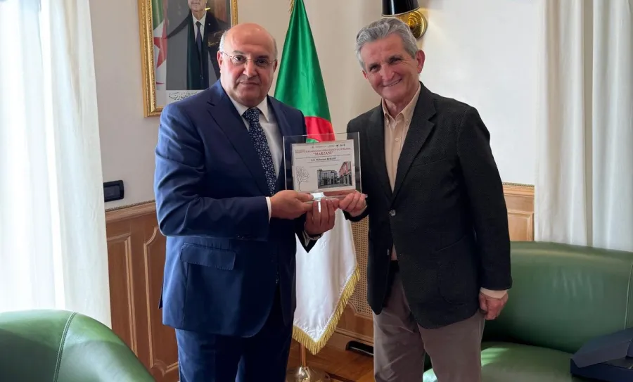 سفير الجزائر في إيطاليا يتوج بجائزة أدبية عالمية